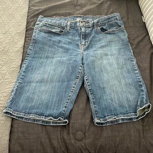 Levi’s size 33 blue jeans Bermuda shorts - like new